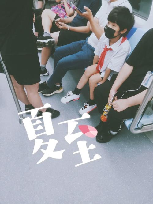新澳2025资料最新大全和带不同小孩地铁乞讨与地铁带两个小孩