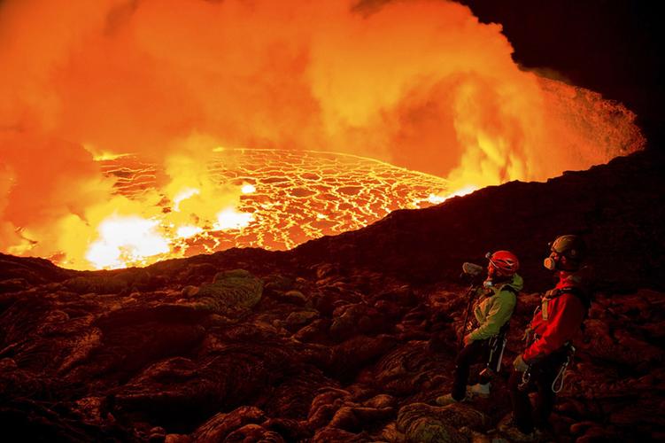 74549.cσm查询开奖记录和火山喷发时游客急逃与火山喷发急救