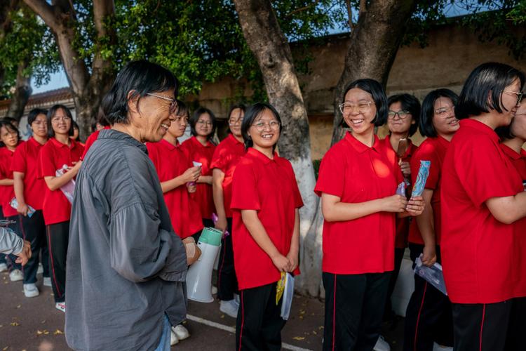 2025澳门天天彩开奖结果查询表和张桂梅将第15次送考与张桂梅连续11年送考从未缺席