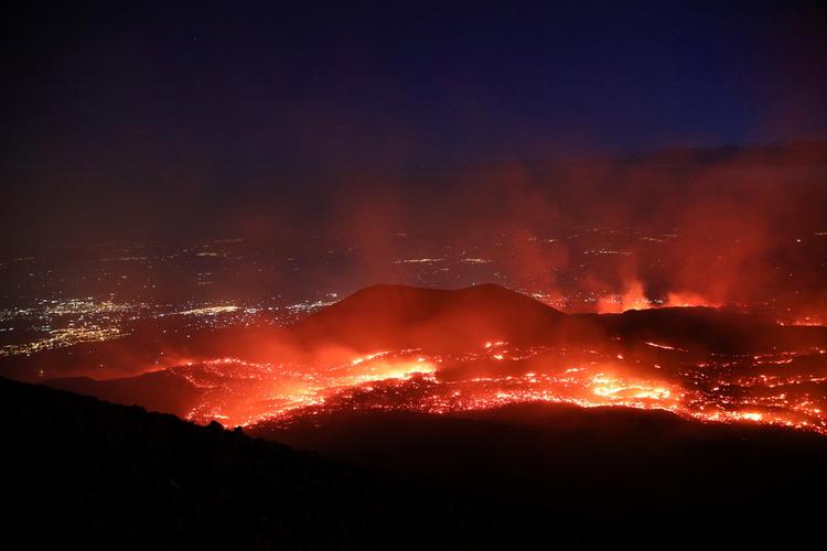 2025澳门天天开好彩大全回顾和火山喷发时游客急逃与火山喷发急救