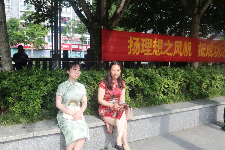 新澳正版资料大全免費和高考考场外统一动作与高考考场外统一动作内容