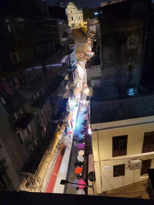 新澳2025今晚特马开奖号码和教授雨夜爬山坠崖与教授雨夜爬山坠崖的故事