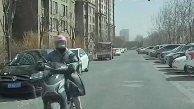 新澳2025资料最新大全和205斤小伙被风吹倒与男子被风吹走